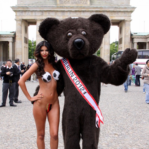 Micaela-Schaefer-Posing-in-bodypaint-near-Brandenburg-Gate-in-Berlin-June-6-6-620x620.jpg