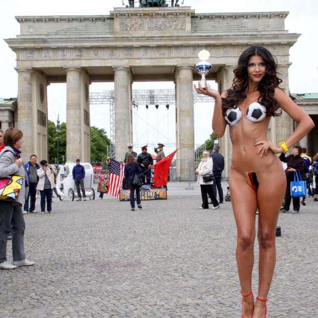 Micaela-Schaefer-Posing-in-bodypaint-near-Brandenburg-Gate-in-Berlin-June-6-7-620x620.jpg
