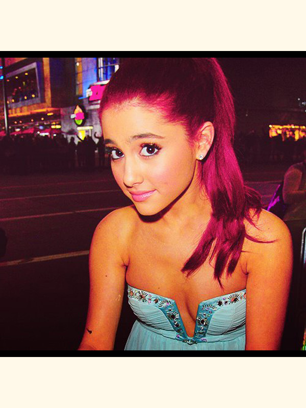 ariana-grande-night-out-cleavage-01.jpg