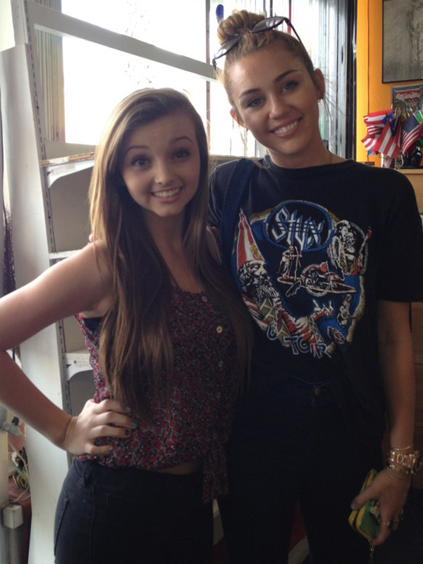 miley-cyrus-posing-for-a-picture-with-a-fan-on-twitter.jpg