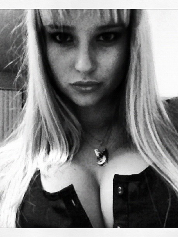 genevieve-morton-cleavage-in-self-shot-on-instagram-.jpg