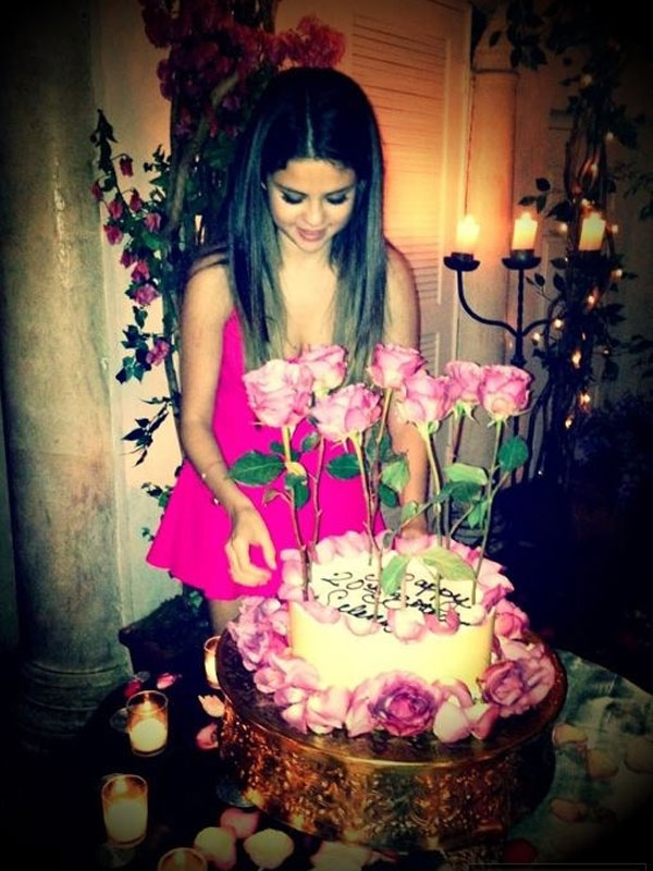 selena-gomez-shows-off-her-birthday-cake-on-instagram.jpg