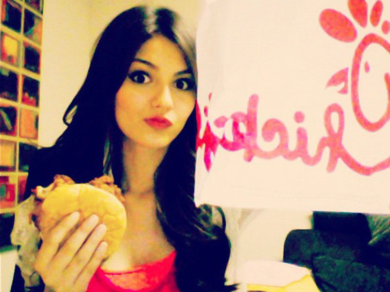 victoria-justice-eats-a-hamburger-on-instagram.jpg