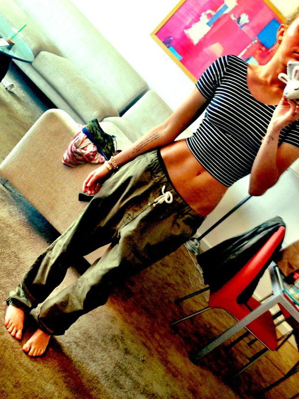 miley-cyrus-shows-off-her-tight-abs-on-instagram-.jpg