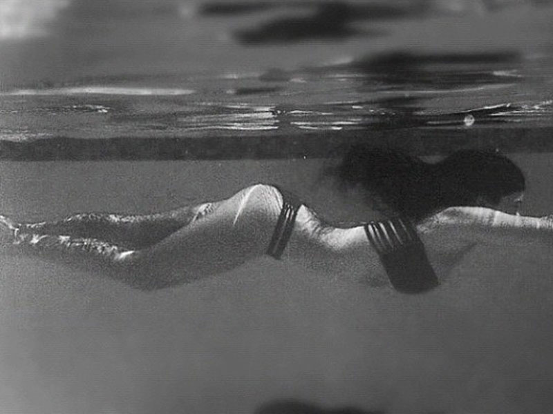 kim-kardashian-under-water-bikini-pics-01.jpg