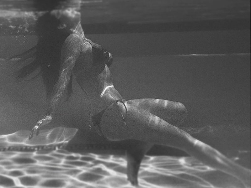kim-kardashian-under-water-bikini-pics-02.jpg